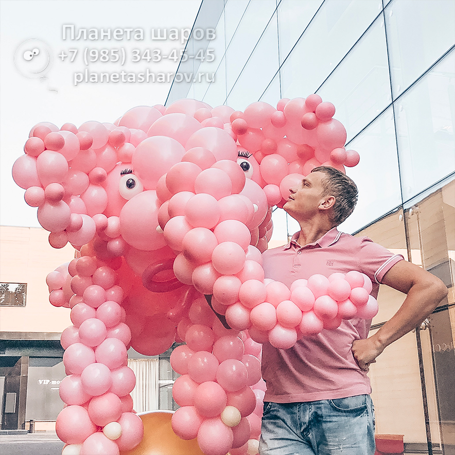 Большой розовый слон из воздушных шаров